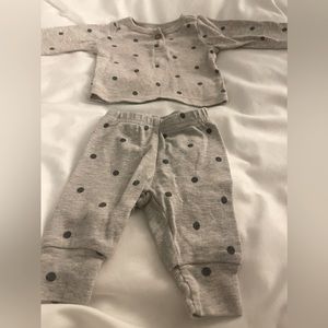 2 piece newborn polka dot outfit. Unisex.